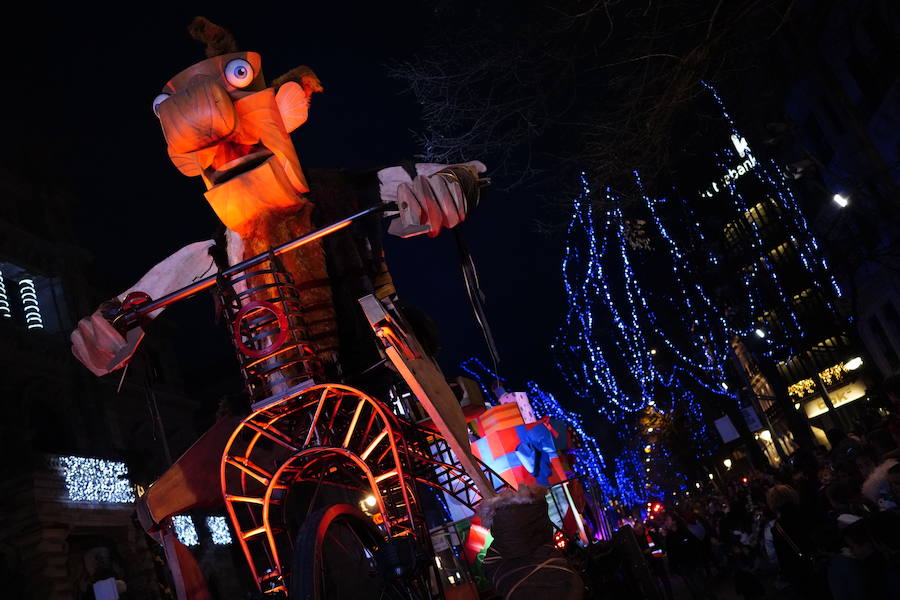 Miles de personas, sobre todo padres y niños, se han acercado a la Gran Vía para disfrutar de la espectacular kalejira que cada año llena de magia la villa con Olentzero, Mari Domingui, los Galtzagorris y muchos más.