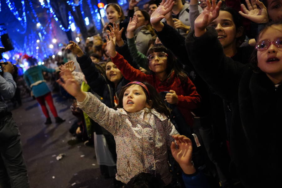 Miles de personas, sobre todo padres y niños, se han acercado a la Gran Vía para disfrutar de la espectacular kalejira que cada año llena de magia la villa con Olentzero, Mari Domingui, los Galtzagorris y muchos más.