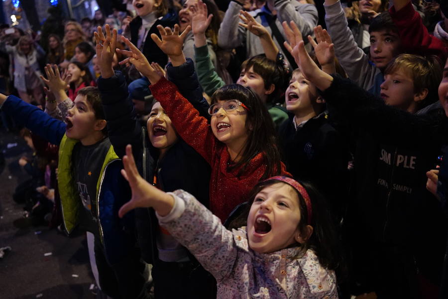 Miles de personas, sobre todo padres y niños, se han acercado a la Gran Vía para disfrutar de la espectacular kalejira que cada año llena de magia la villa con Olentzero, Mari Domingui, los Galtzagorris y muchos más.