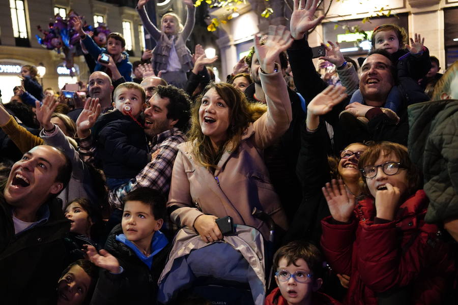 Miles de personas, sobre todo padres y niños, se han acercado a la Gran Vía para disfrutar de la espectacular kalejira que cada año llena de magia la villa con Olentzero, Mari Domingui, los Galtzagorris y muchos más.