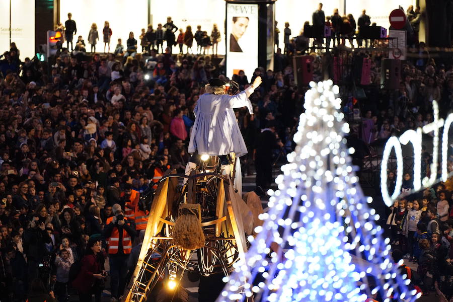 Miles de personas, sobre todo padres y niños, se han acercado a la Gran Vía para disfrutar de la espectacular kalejira que cada año llena de magia la villa con Olentzero, Mari Domingui, los Galtzagorris y muchos más.