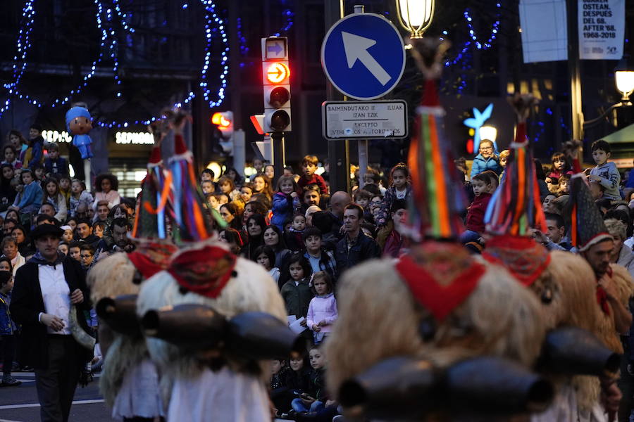 Miles de personas, sobre todo padres y niños, se han acercado a la Gran Vía para disfrutar de la espectacular kalejira que cada año llena de magia la villa con Olentzero, Mari Domingui, los Galtzagorris y muchos más.