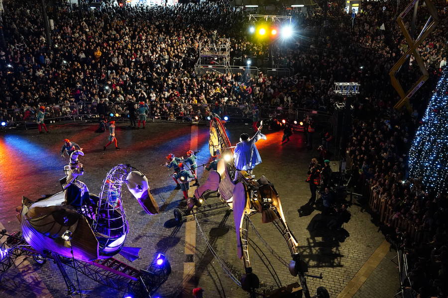 Miles de personas, sobre todo padres y niños, se han acercado a la Gran Vía para disfrutar de la espectacular kalejira que cada año llena de magia la villa con Olentzero, Mari Domingui, los Galtzagorris y muchos más.