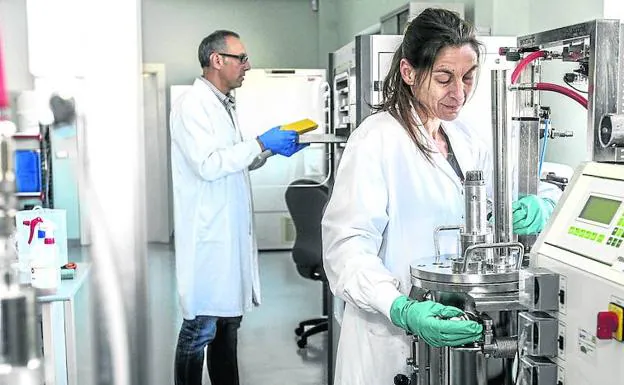 Cristina Abadín activa el fermentador y a su espalda Jon Kepa Izaguirre introduce un recipiente en un liofilizador, en la sed de A&B Laboratorios.
