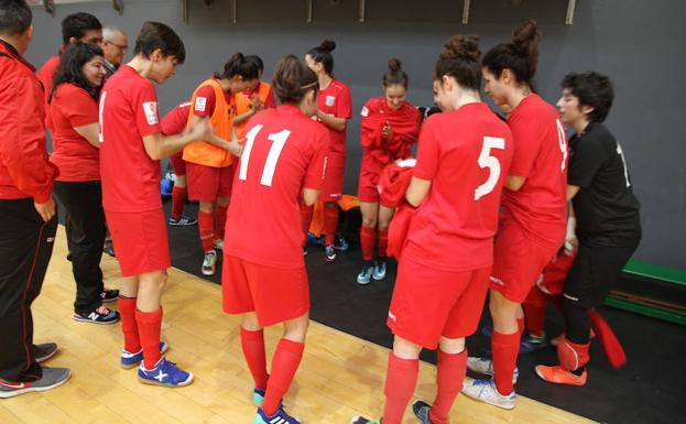 Las jugadoras del Bilbo celebran en el banquillo la victoria y el lideraro liguero