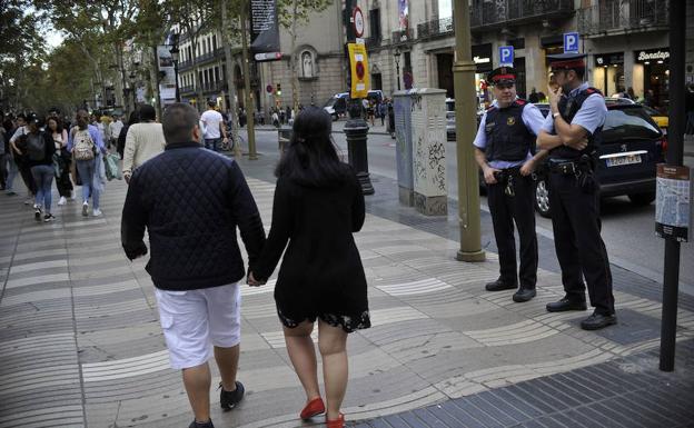 Una patrulla de los Mossos vigila la zona de las Ramblas.