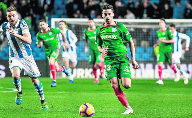 Jony supera a Illarramendi en una carrera durante los primeros minutos del partido ante la Real Sociedad.