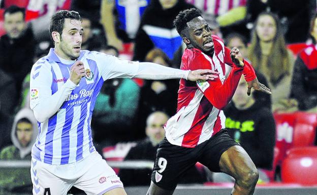 Iñaki Williams intenta irse en velocidad del central del Valladolid Kiko.