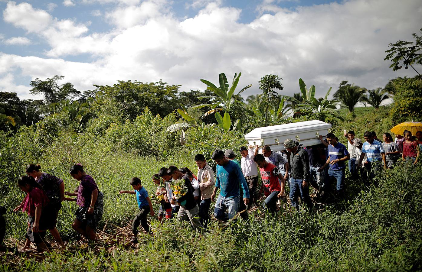 Jakelin Caal tenía 7 años y murió en Texas dos días después de ser detenida por agentes fronterizos en un remoto lugar del desierto de Nuevo México. Viajaba con su padre y otras personas y habían recorrido juntos más de 3000 kilómetros. Su entierro se celebró hace apenas tres días en Raxruha, la aldea donde nació, en Guatemala. Decenas de personas acompañaron el féretro hasta el cementerio de la comunidad de San Antonio después de realizar un recorrido frente a la casa de su abuelo, la de su madre y la iglesia.