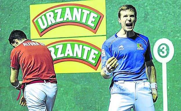 Artola expresa toda su rabia tras lograr un tanto mientras Altuna se aleja de la escena 