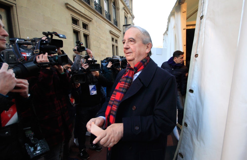 El histórico dirigente del PNV Iñaki Anasagasti ha votado por Uribe-Echevarría. / Manu Cecilio / Ignacio Pérez / Jordi Alemany / Athletic Club