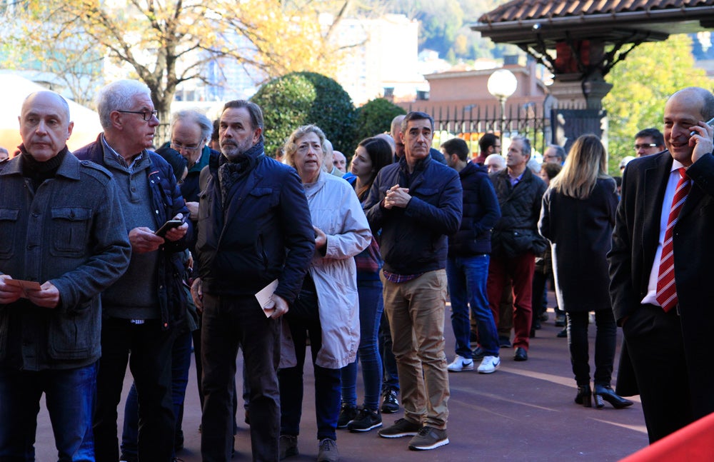 Aficionados del Athletic hacen cola en Ibaigane para votar. / Manu Cecilio / Ignacio Pérez / Jordi Alemany / Athletic Club
