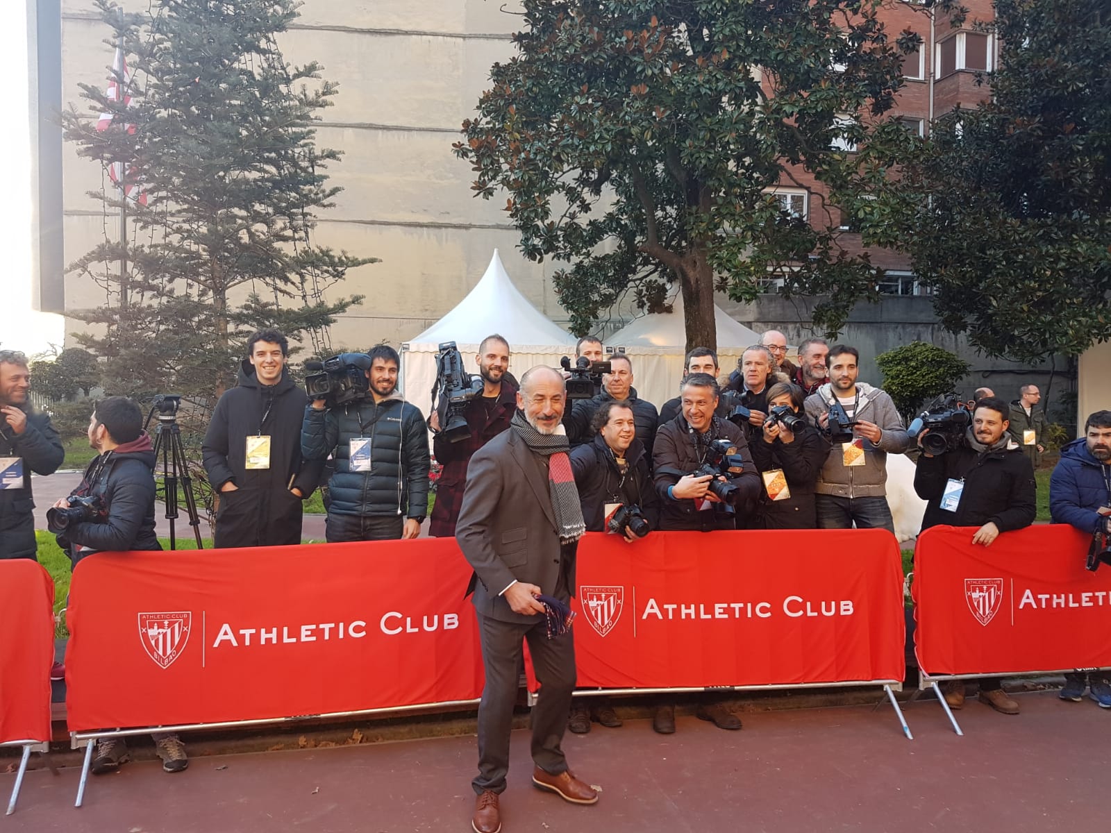 Aitor Elizegi posa junto a los profesionales gráficos. / Manu Cecilio / Ignacio Pérez / Jordi Alemany / Athletic Club
