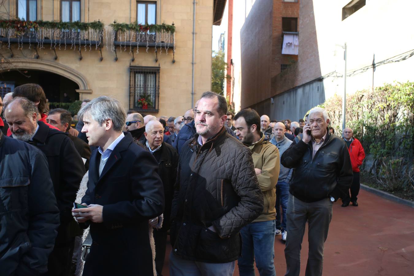El expresidente del PP vasco Carlos Iturgaiz tras votar. / Manu Cecilio / Ignacio Pérez / Jordi Alemany / Athletic Club