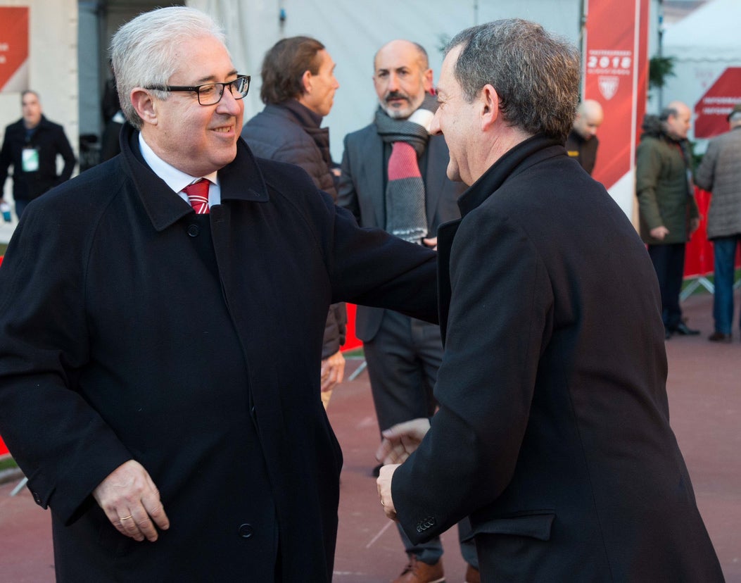 El expresidente del Athletic Fernando Lamikiz saluda a los candidatos. / Manu Cecilio / Ignacio Pérez / Jordi Alemany / Athletic Club