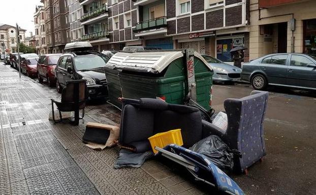 Enseres depositadas junto a contenedores de basura en una calle de Durango. 