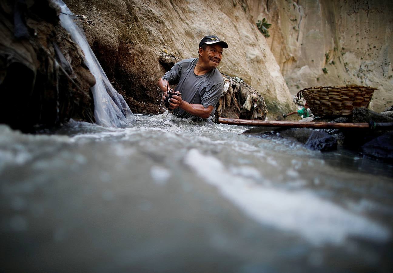 'La Mina', en la ciudad de Guatemala, se encuentra al fondo de un barranco atravesado por un río. Centenares de personas se afanan cada día entre sus aguas contaminadas, bajo la amenaza de deslizamientos y enfermedades, para tratar de encontrar objetos o chatarra con la que ganarse la vida. Algunos utilizan imanes para atraparlos, otros lo hacen a mano, introduciendo su cuerpo directamente en el agua, convertida en basurero. Si hay suerte pueden conseguir unos 20 dólares, el doble del salario mínimo. En ocasiones hasta es posible hallar un anillo o un pendiente de oro.