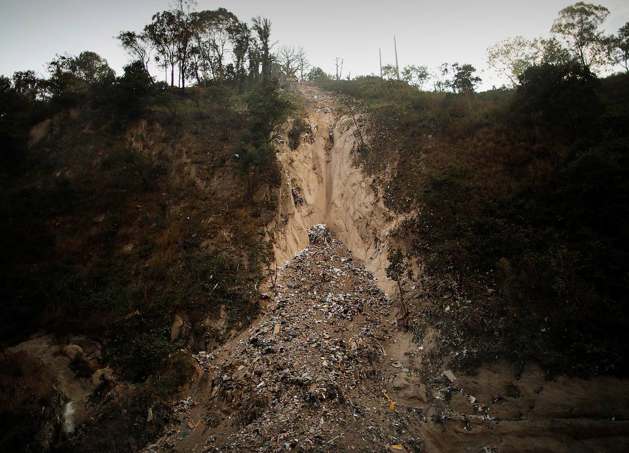 'La Mina', en la ciudad de Guatemala, se encuentra al fondo de un barranco atravesado por un río. Centenares de personas se afanan cada día entre sus aguas contaminadas, bajo la amenaza de deslizamientos y enfermedades, para tratar de encontrar objetos o chatarra con la que ganarse la vida. Algunos utilizan imanes para atraparlos, otros lo hacen a mano, introduciendo su cuerpo directamente en el agua, convertida en basurero. Si hay suerte pueden conseguir unos 20 dólares, el doble del salario mínimo. En ocasiones hasta es posible hallar un anillo o un pendiente de oro.