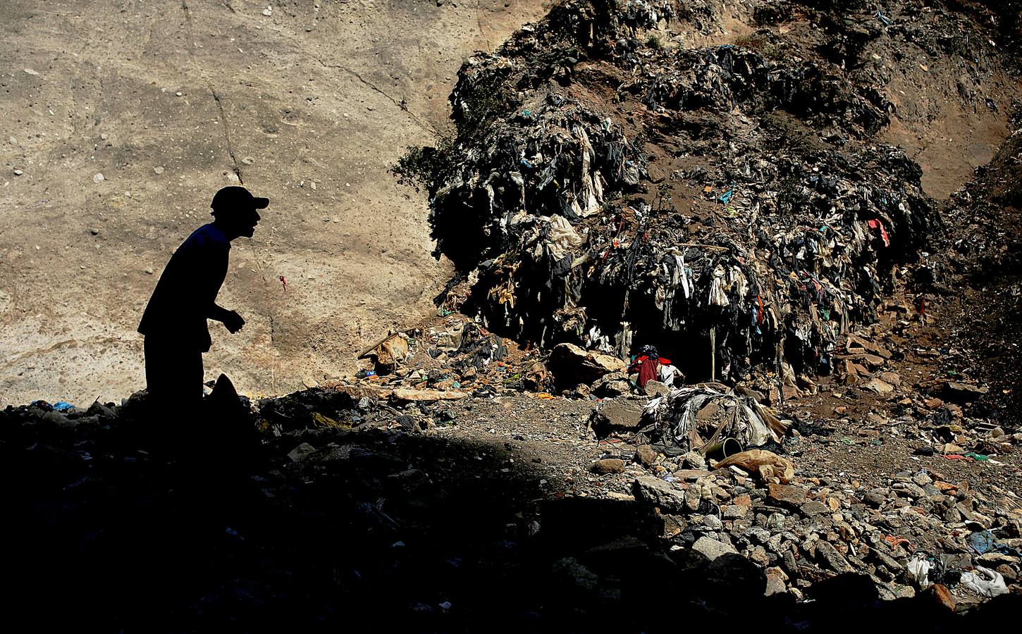 'La Mina', en la ciudad de Guatemala, se encuentra al fondo de un barranco atravesado por un río. Centenares de personas se afanan cada día entre sus aguas contaminadas, bajo la amenaza de deslizamientos y enfermedades, para tratar de encontrar objetos o chatarra con la que ganarse la vida. Algunos utilizan imanes para atraparlos, otros lo hacen a mano, introduciendo su cuerpo directamente en el agua, convertida en basurero. Si hay suerte pueden conseguir unos 20 dólares, el doble del salario mínimo. En ocasiones hasta es posible hallar un anillo o un pendiente de oro.