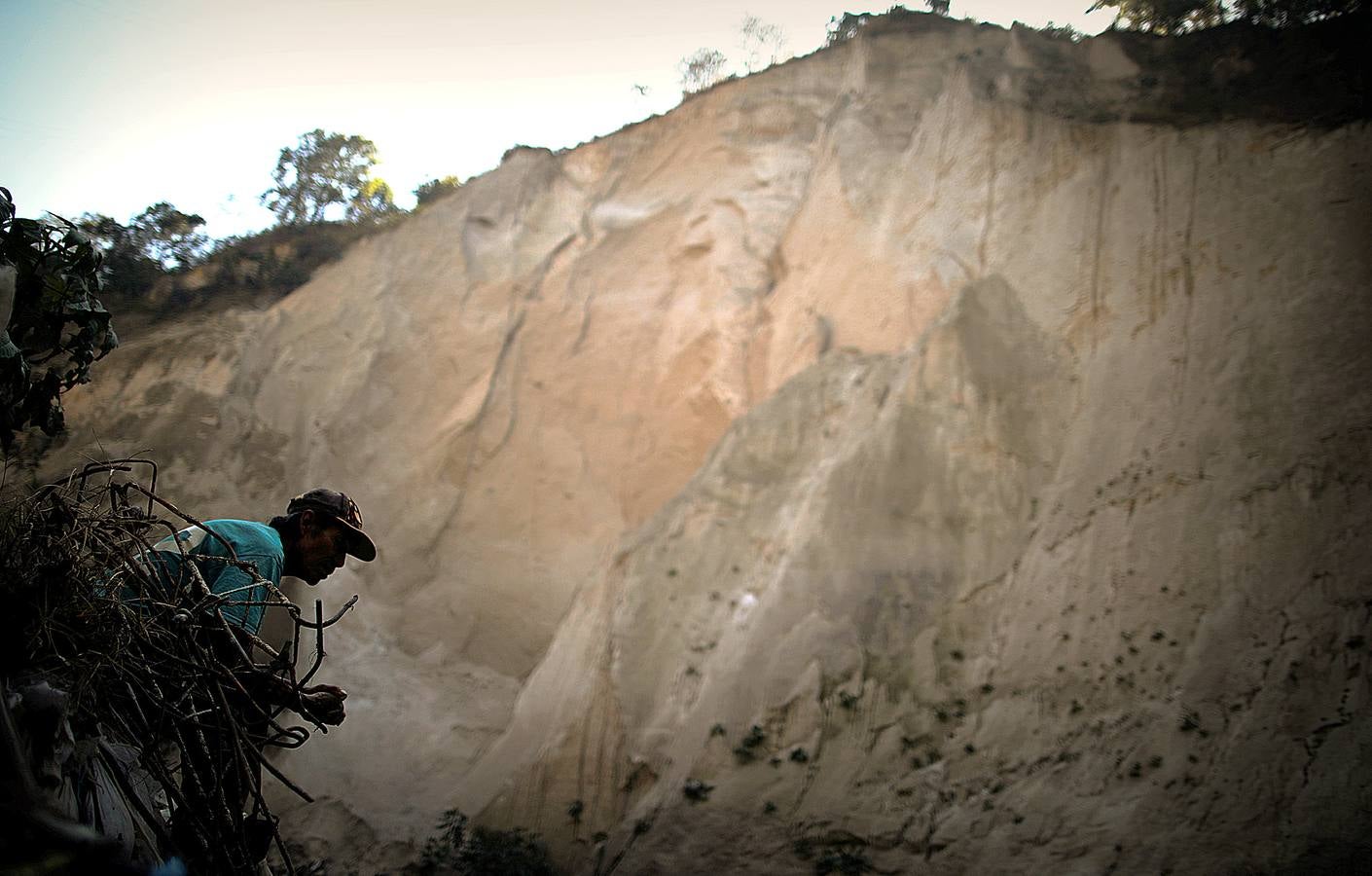 'La Mina', en la ciudad de Guatemala, se encuentra al fondo de un barranco atravesado por un río. Centenares de personas se afanan cada día entre sus aguas contaminadas, bajo la amenaza de deslizamientos y enfermedades, para tratar de encontrar objetos o chatarra con la que ganarse la vida. Algunos utilizan imanes para atraparlos, otros lo hacen a mano, introduciendo su cuerpo directamente en el agua, convertida en basurero. Si hay suerte pueden conseguir unos 20 dólares, el doble del salario mínimo. En ocasiones hasta es posible hallar un anillo o un pendiente de oro.