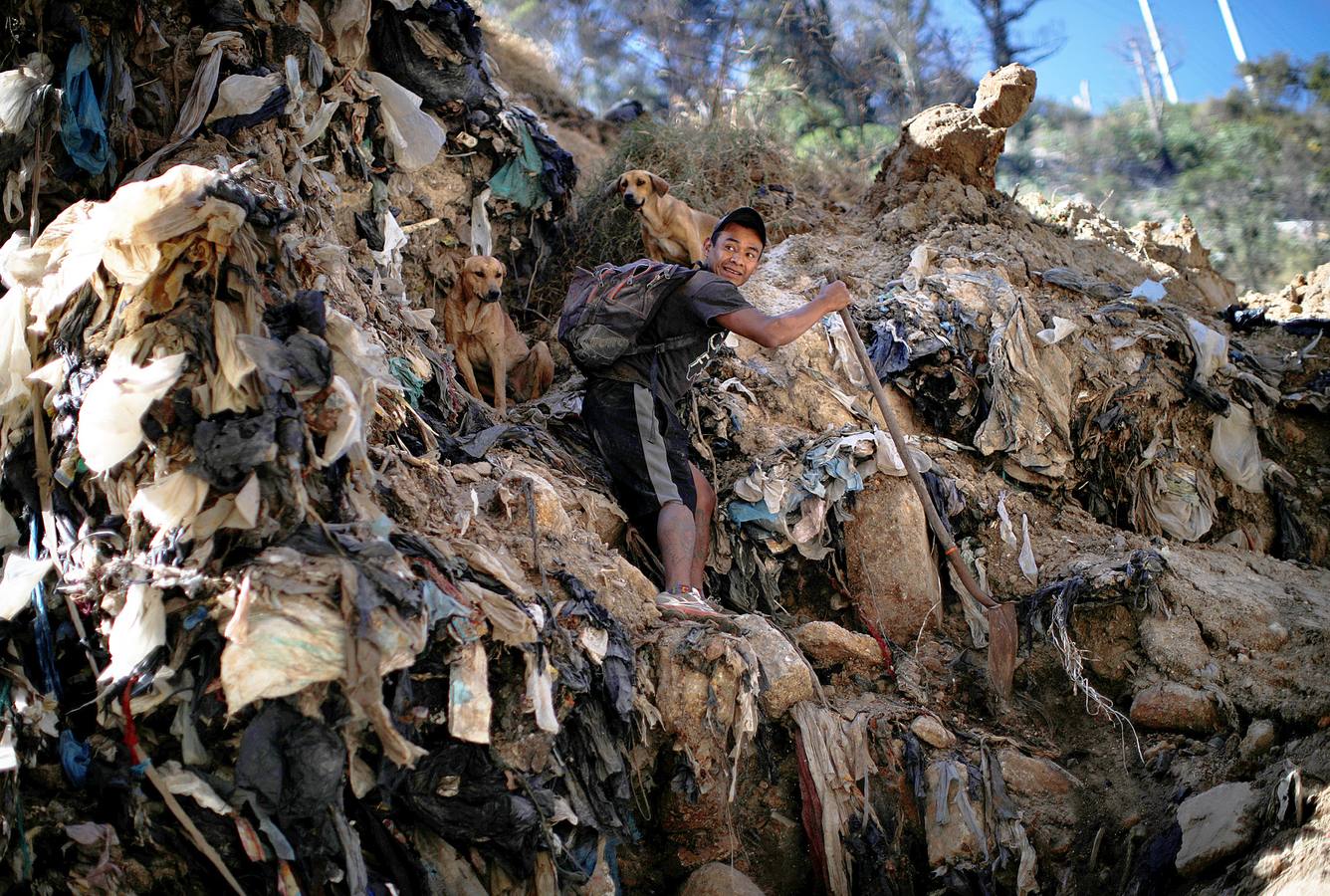 'La Mina', en la ciudad de Guatemala, se encuentra al fondo de un barranco atravesado por un río. Centenares de personas se afanan cada día entre sus aguas contaminadas, bajo la amenaza de deslizamientos y enfermedades, para tratar de encontrar objetos o chatarra con la que ganarse la vida. Algunos utilizan imanes para atraparlos, otros lo hacen a mano, introduciendo su cuerpo directamente en el agua, convertida en basurero. Si hay suerte pueden conseguir unos 20 dólares, el doble del salario mínimo. En ocasiones hasta es posible hallar un anillo o un pendiente de oro.
