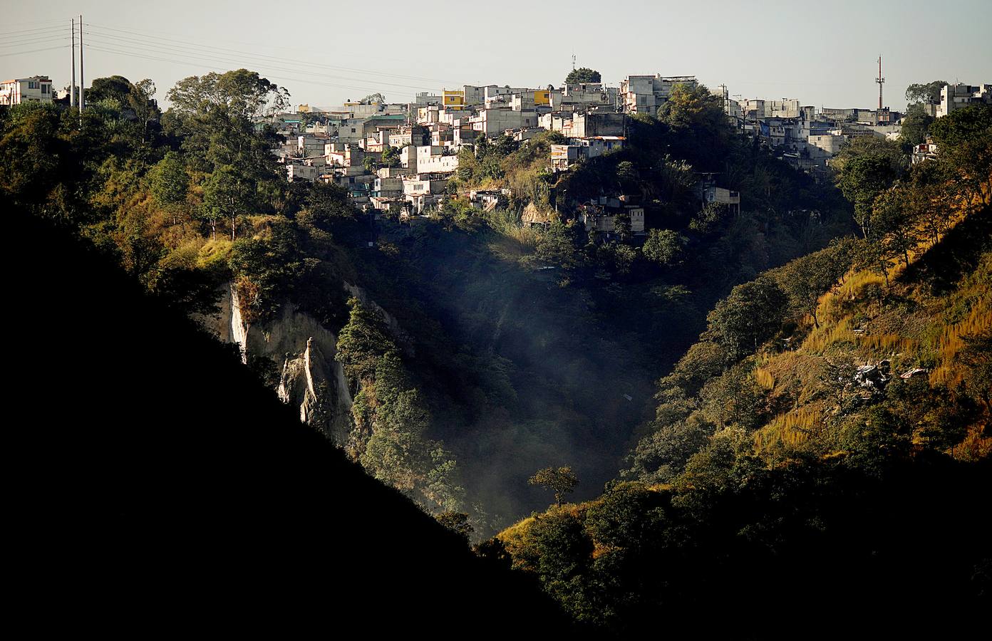 'La Mina', en la ciudad de Guatemala, se encuentra al fondo de un barranco atravesado por un río. Centenares de personas se afanan cada día entre sus aguas contaminadas, bajo la amenaza de deslizamientos y enfermedades, para tratar de encontrar objetos o chatarra con la que ganarse la vida. Algunos utilizan imanes para atraparlos, otros lo hacen a mano, introduciendo su cuerpo directamente en el agua, convertida en basurero. Si hay suerte pueden conseguir unos 20 dólares, el doble del salario mínimo. En ocasiones hasta es posible hallar un anillo o un pendiente de oro.