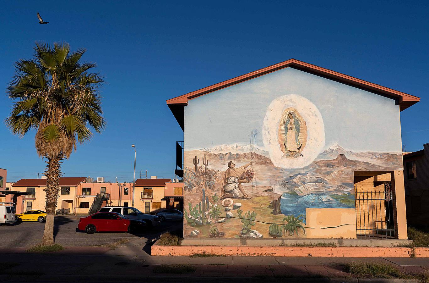 Más de 100 murales dispersos por la ciudad de El Paso, en Texas, representan la cultura y el orgullo comunitario y latinoamericano de la región. La mayor concentración de estas creaciones de arte público, algunas de las cuales tienen más de 80 años, están ubicadas en los distritos de Lincoln Park y El Segundo Barrio. Artistas como Jesús Alvarado y Martín Zubía (en las fotos) trabajan estos días en la creación de nuevas pinturas.