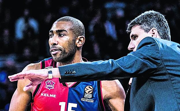 Velimir Perasovic da instrucciones a Jayson Granger antes de saltar a la cancha. 