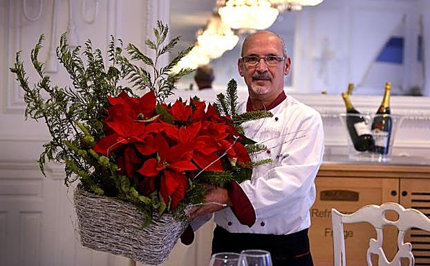 Julio Heras es el responsable de los fogones del Club Naútico. 