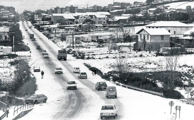 Historia. En 1985 solo tenía un carril por sentido. Las obras se realizaron sin cortar el tráfico. Las colas volvieron a hacerse notar al poco de inaugurarse. Ahora tiene más usuarios que nunca. 