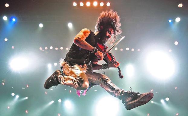 Ara Malikian despliega todo su arte y energía en el escenario.