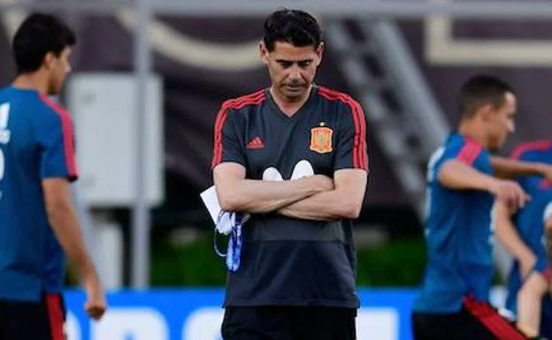 Fernando Hierro, dirigiendo su primer entrenamiento en Krasnodar tras la destitución de Lopetegui. 