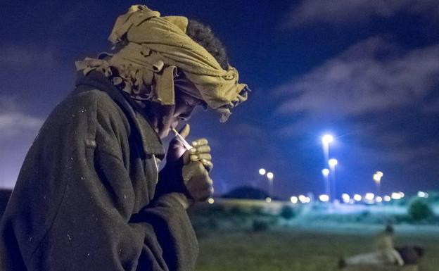 Fotografía de un inmigrante que se dirige hacia el túnel bajo el canal de la Mancha que une Francia con el Reino Unido. 