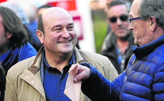 Andoni Ortuzar conversa con un socio en la sede del Athletic. 