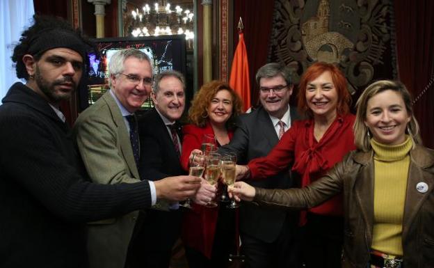 El alcalde brinda con los portavoces de los seis grupos presentados en el pleno municipal tras su última sesión del año. 