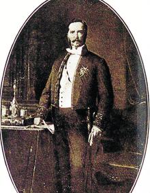 Imagen secundaria 2 - Técnicos inspeccionan las nuevas barricas. Planta de etiquetado de botellas. Retrato del diputado Pedro Egaña.