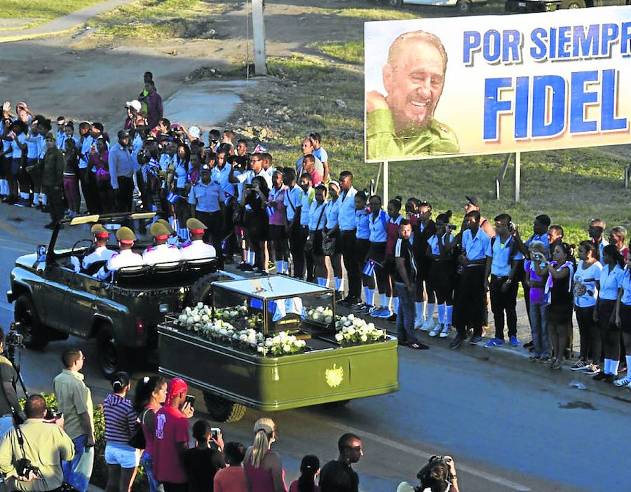 Adiós al líder. La comitiva fúnebre con los restos del camarada Fidel recorre las calles de La Habana.