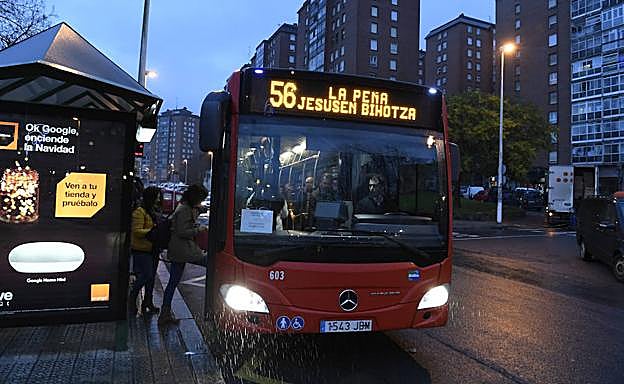 Un autobus de la línea 56 de Bilbobus esta mañana.
