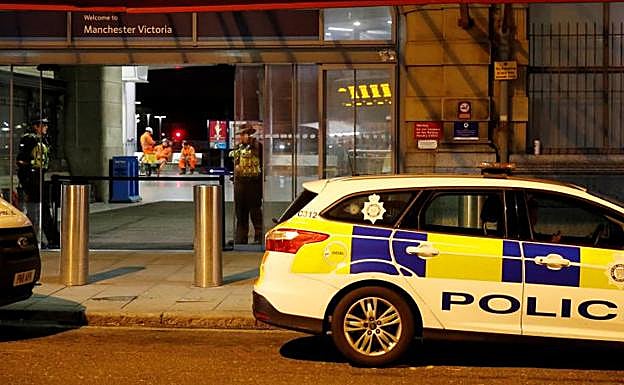 La policía británica acordona la estación de Victoria en Mánchester. 