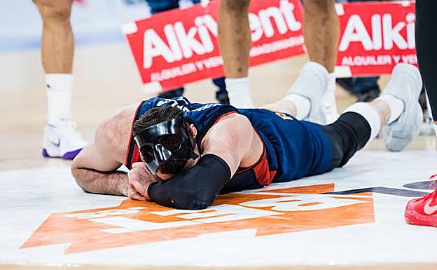 Shengelia, tendido en el parquet del Buesa, se duele tras caer lesionado. 