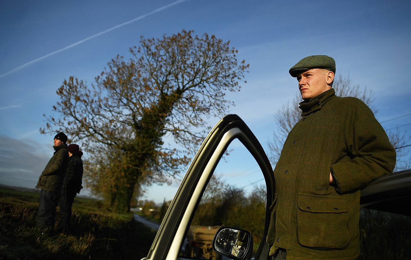 A diferencia de lo que sucede en Gran Bretaña, que mantiene la prohibición desde 2005, la caza del zorro es una actividad legal en los campos de Irlanda (en las fotografías vemos una partida en Kells, al norte de Dublín), y en las fechas navideñas esta tradición se mantiene tal como la practicaban nobles y terratenientes tiempo atrás. La elegancia es obligada tanto para caballos como para jinetes. Guarnicionería pulida, botas lustradas y sombrero y chaquetas rojas o negras, son tan habituales como las crines trenzadas.