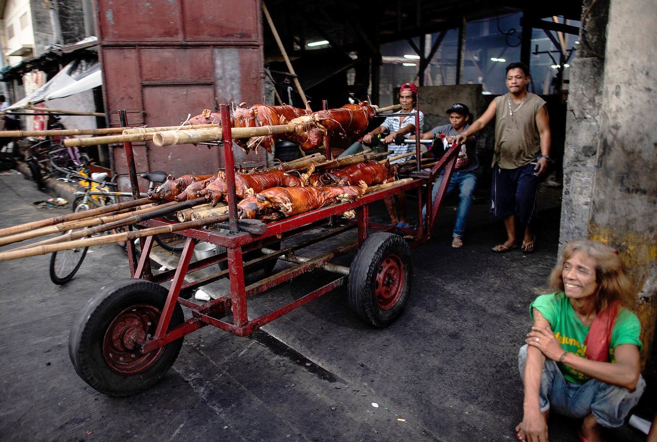 El territorio filipino está compuesto por más de 7.000 islas en las que se distribuyen los 100 millones de habitantes del país. Su complicada interconexión insular ha facilitado la aparición en el tiempo de una enorme variedad de lenguas y comidas locales. Una de ellas es el lechón relleno con papaya y hojas de tamarindo, que se pone a la brasa y se sirve con arroz acompañado con salsa de hígado. Los lechoneros (los vemos en las fotos) se dedican a girar el asado durante horas y lo bañan de tanto en tanto con agua de coco.