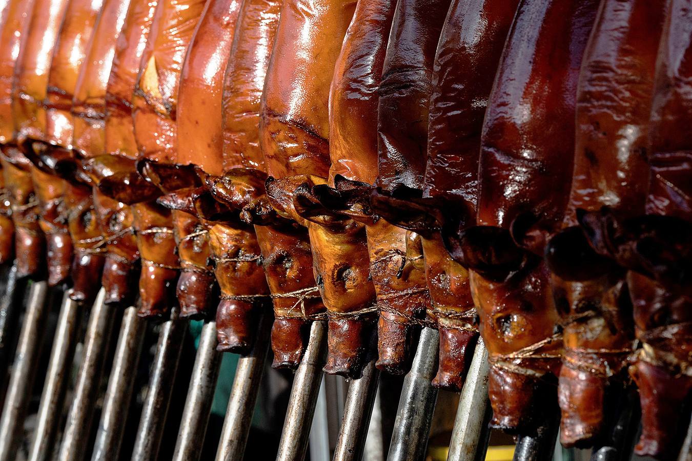 El territorio filipino está compuesto por más de 7.000 islas en las que se distribuyen los 100 millones de habitantes del país. Su complicada interconexión insular ha facilitado la aparición en el tiempo de una enorme variedad de lenguas y comidas locales. Una de ellas es el lechón relleno con papaya y hojas de tamarindo, que se pone a la brasa y se sirve con arroz acompañado con salsa de hígado. Los lechoneros (los vemos en las fotos) se dedican a girar el asado durante horas y lo bañan de tanto en tanto con agua de coco.