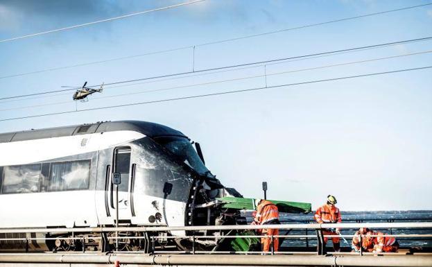 Foto del tren siniestrado sobre el puente del estreco del Gran Belt, en Dinamarca.