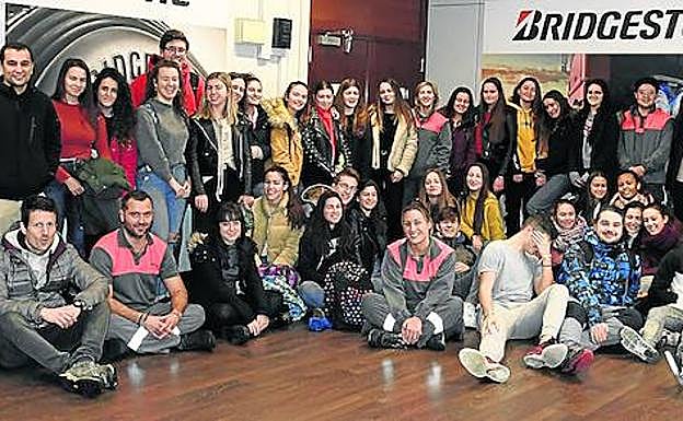 Los estudiantes del instituto Urbi durante su visita a las instalaciones de Bridgestone. 