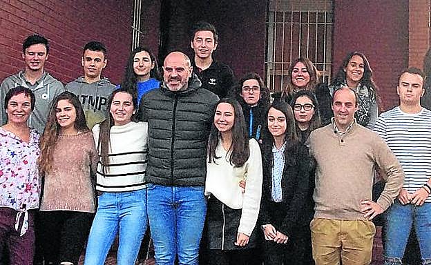 Josu Bergara con los tutores y alumnos del Saturnino de la Peña. 