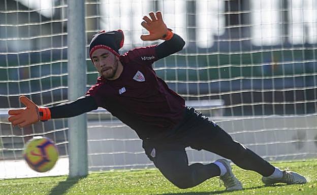 Unai Simón durante un entrenamiento en Lezama.