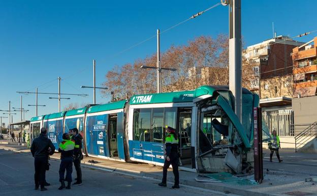 Estado en el que quedó el tranvía accidentado.