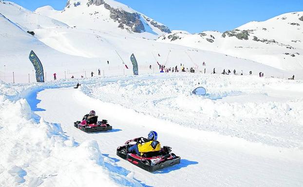 Karts en el circuito de nieve de Panticosa.