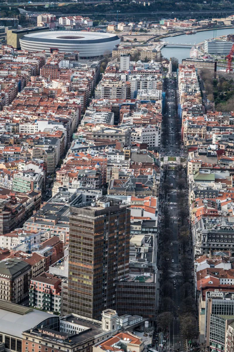 La Gran Vía bilbaína con San Mamés al fondo.